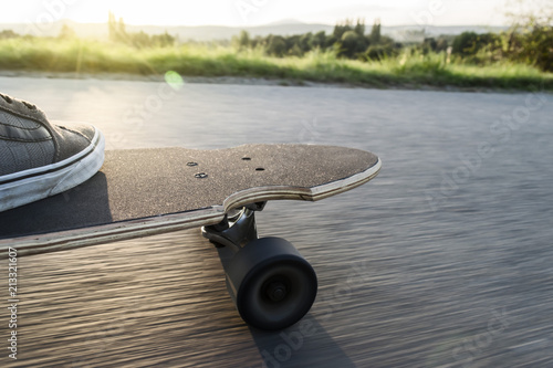 Longboard fahren in schöner Landschaft photo