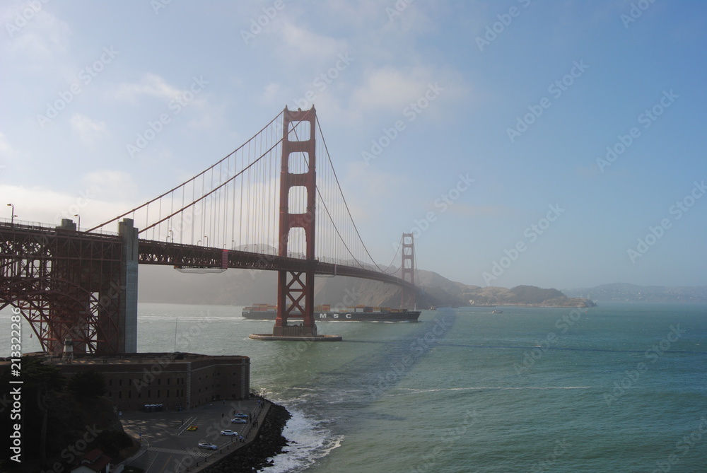Obraz premium Golden Gate Bridge komplett, im Nebel in San Francisco