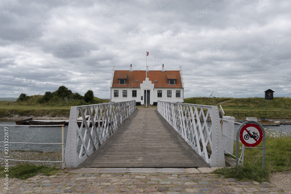 Dänisches Haus am Hafen mit Brücke