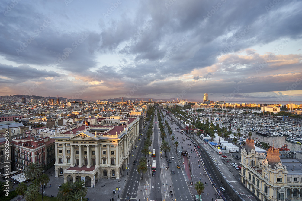 Obraz premium Scenic Skyline of Barcelona at Sunset - View from Columbus Monument