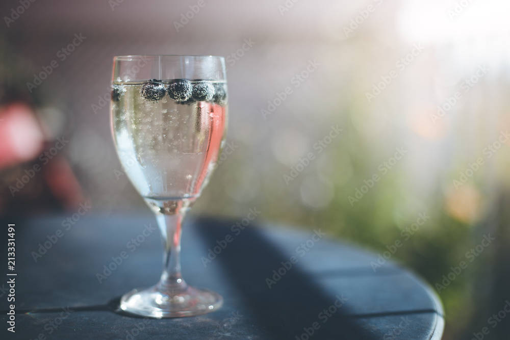 Sektglas mit Heidelbeeren auf Balkon, Urlaub Sektglas mit Heidelbeeren auf Balkon, Urlaub