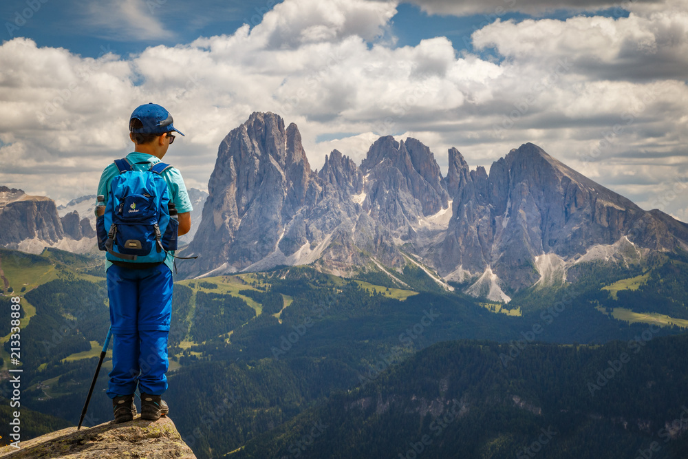 Junge vor Bergkulisse - Langkofel Südtirol