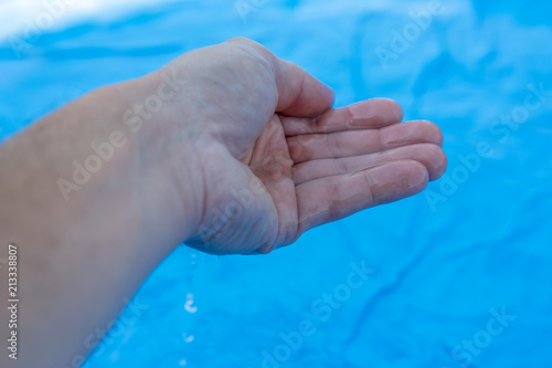 Hand am Wasser