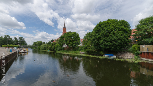 Alter Hafen mit Sankt-Marien-Andreas-Kirche in Rathenow im Sommer