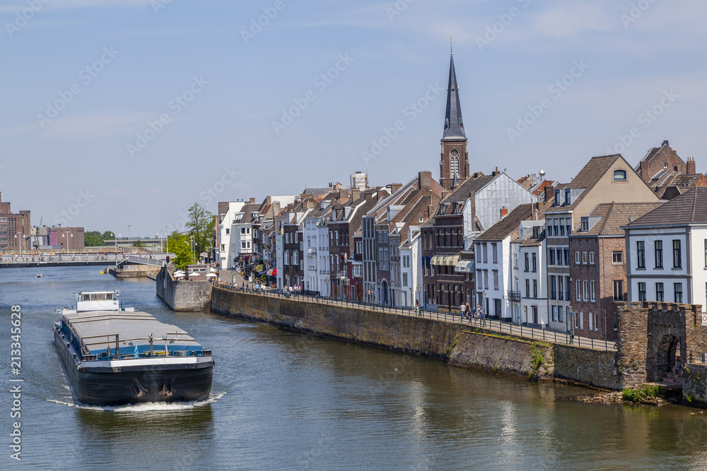 Frachtschiff auf der Maas in Maastricht, Niederlande