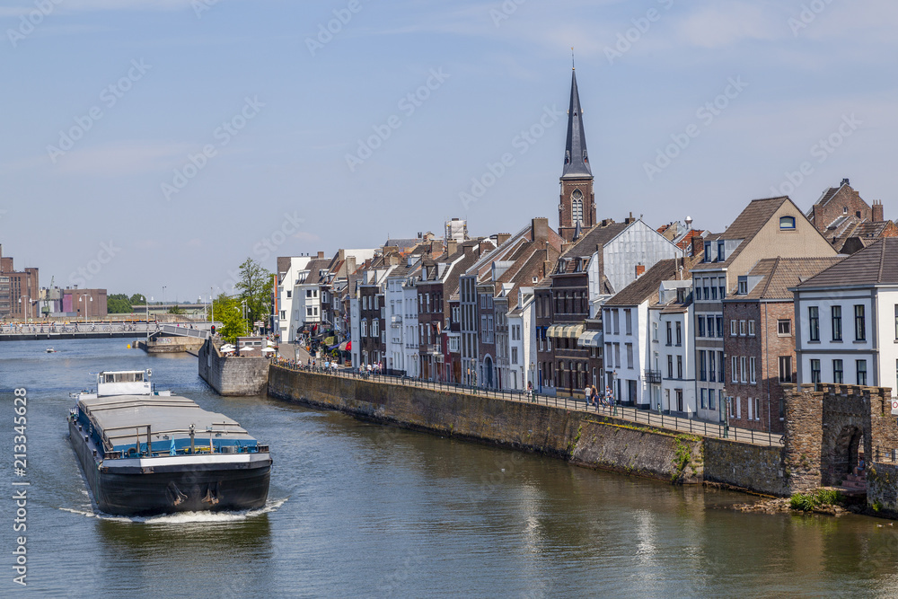 Fototapeta premium Frachtschiff auf der Maas in Maastricht, Niederlande