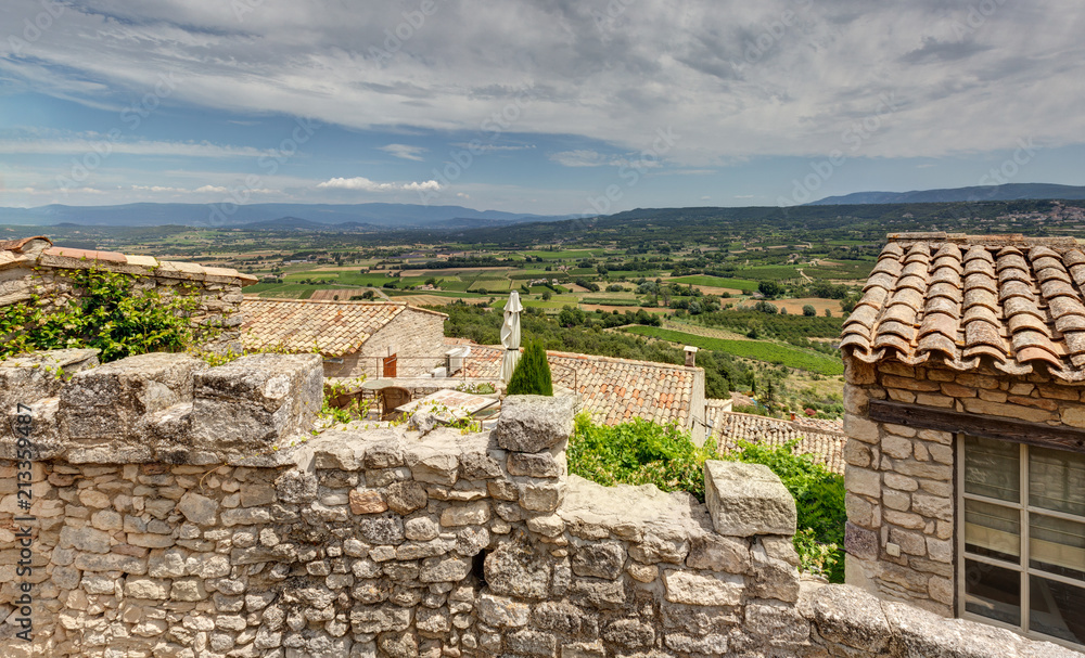 Vue de Lacoste en Luberon - Vaucluse - Provence