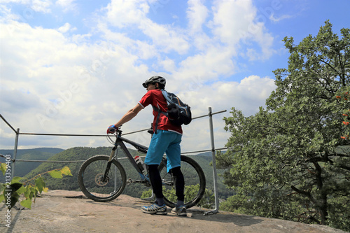 Fototapeta Naklejka Na Ścianę i Meble -  Mountainbiker genießt die Aussicht