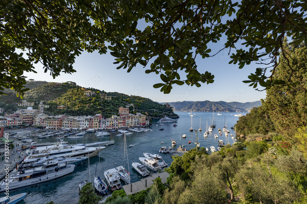 Portofino e il golfo del Tigullio, panorama di lusso con yachts e vita alla moda