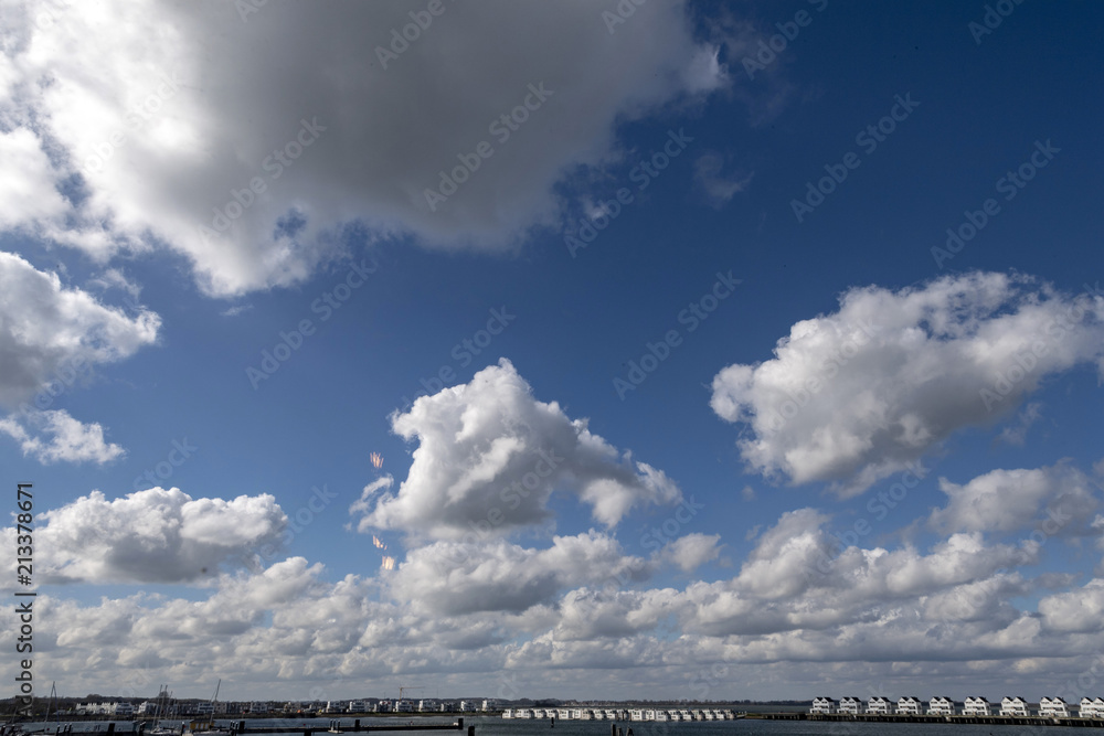 blauer himmel mit weisen Cummulus wolken über der Ostsee