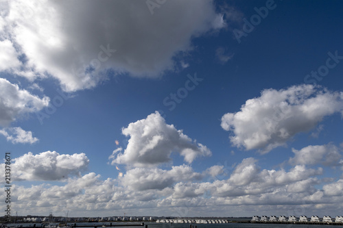 blauer himmel mit weisen Cummulus wolken über der Ostsee © bevisphoto