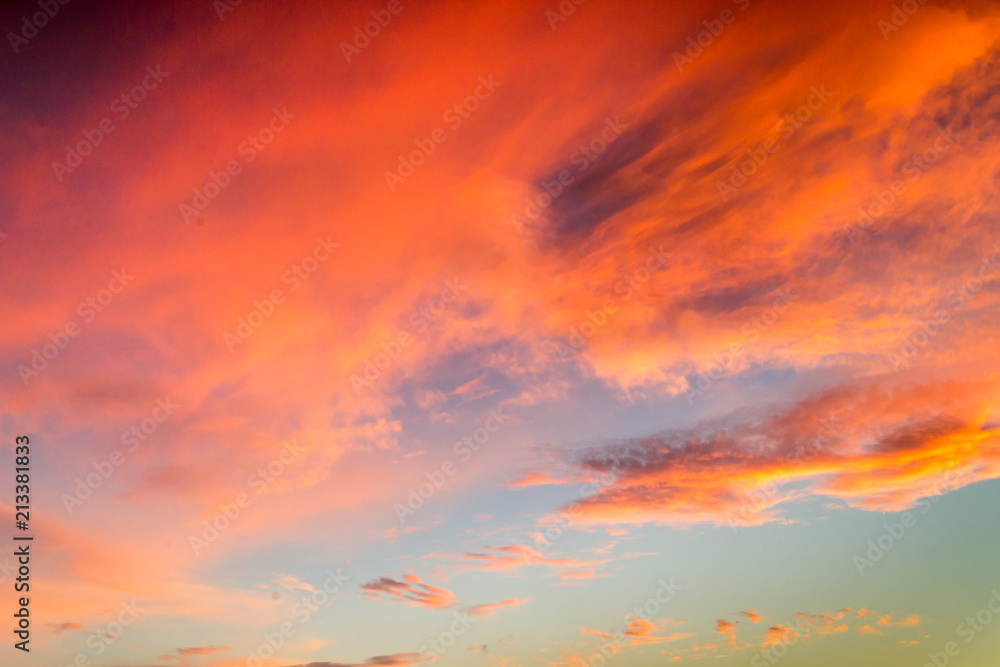 Obraz premium Zachód słońca na niebie,