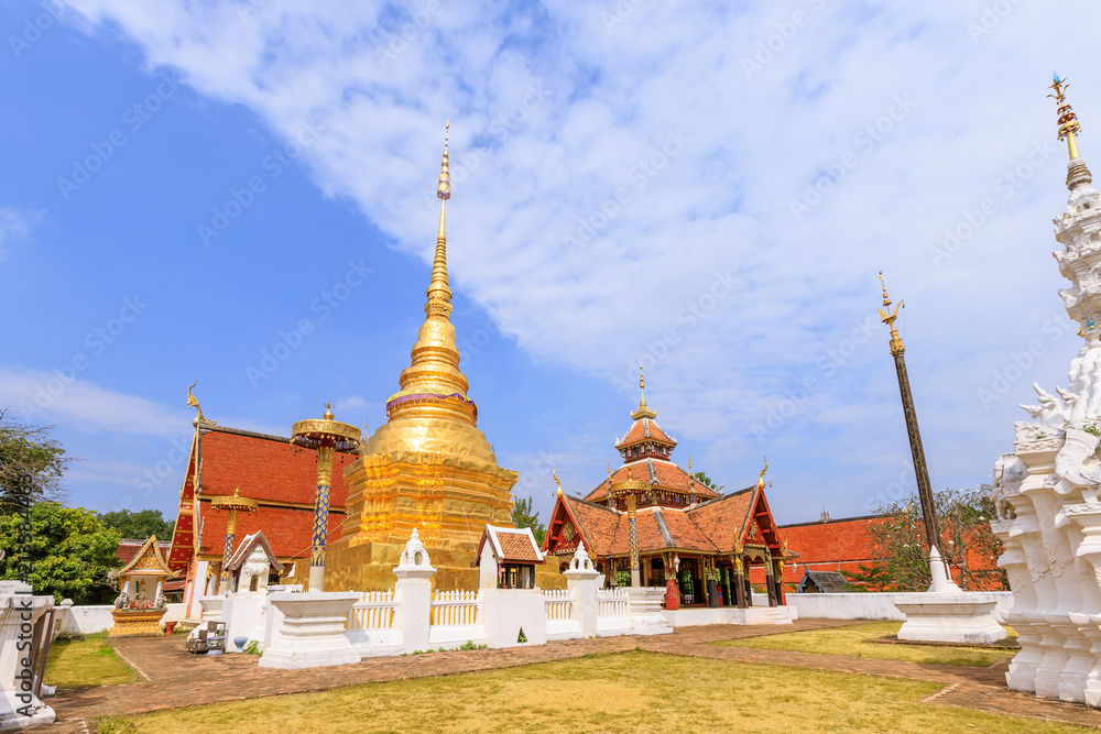 Fototapeta premium Świątynia Wat Pong Sanuk i muzeum w Lampang na północy Tajlandii