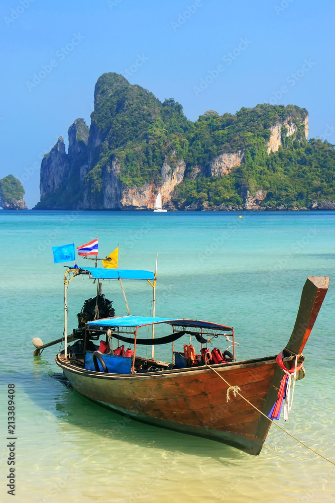 Obraz premium Longtail boat anchored at Ao Loh Dalum beach on Phi Phi Don Island, Krabi Province, Thailand