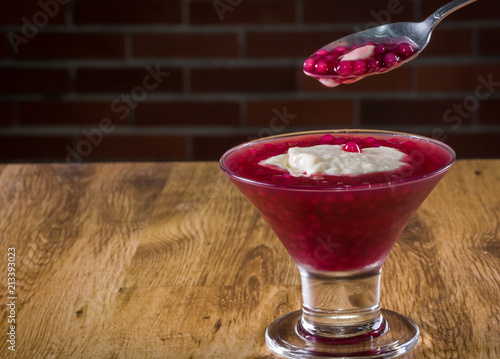 Sagu de vinho com creme de baunilha