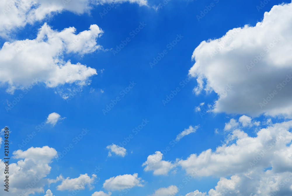 Obraz premium Air clouds in the clear blue sky background with sunny on summer time
