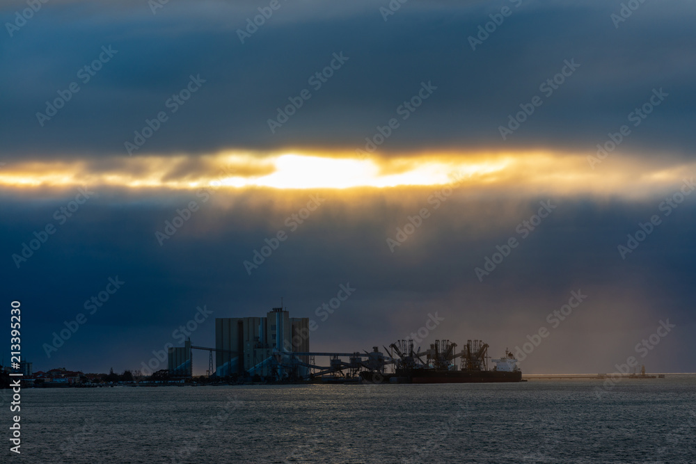 Obraz premium Industrial plant by the river Tagus