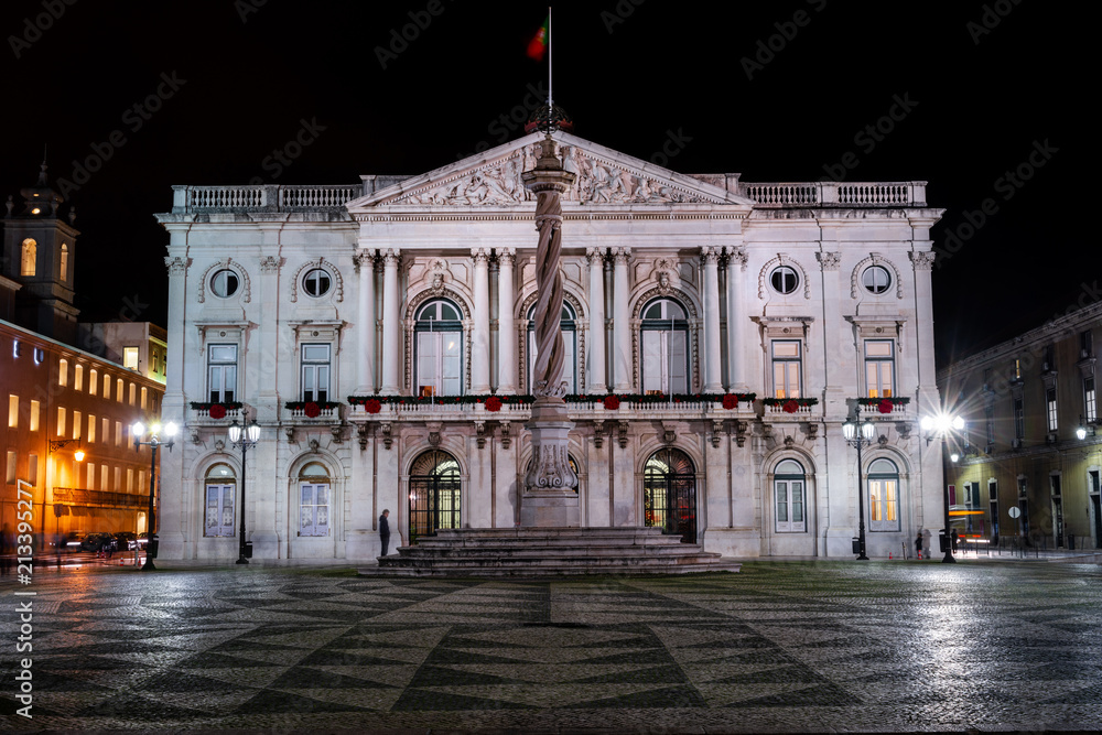 Naklejka premium Camara Municipal de Lisboa at night