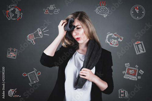 Junge gestresste Business-Frau mit Handtuch um den Schultern steht kurz vor Burnout photo