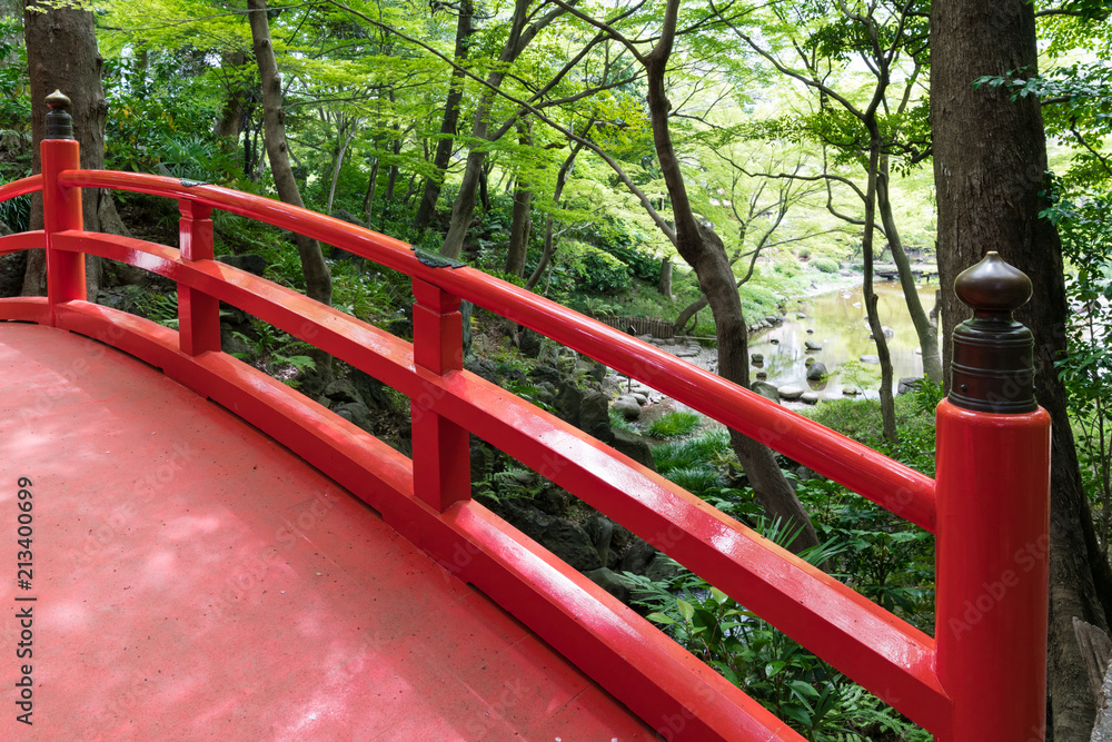 rote Holzbrücke im Koishikawa Korakuen Park, Tokio