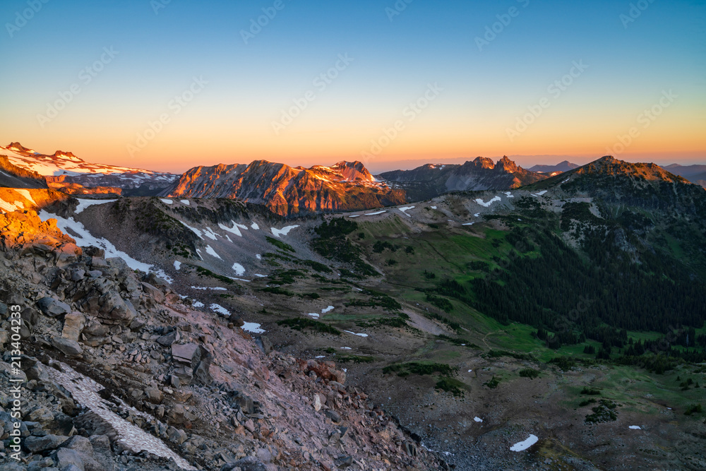 Naklejka premium Sunrise At Mt Rainier