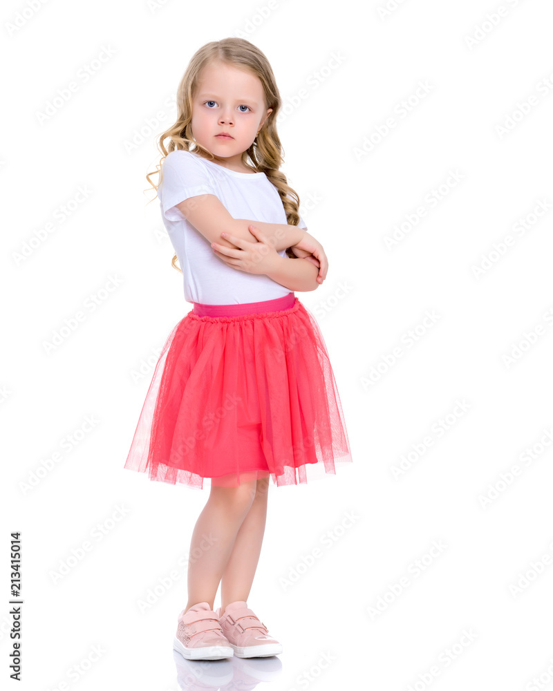 The little girl is full-length. The little girl is full-length.