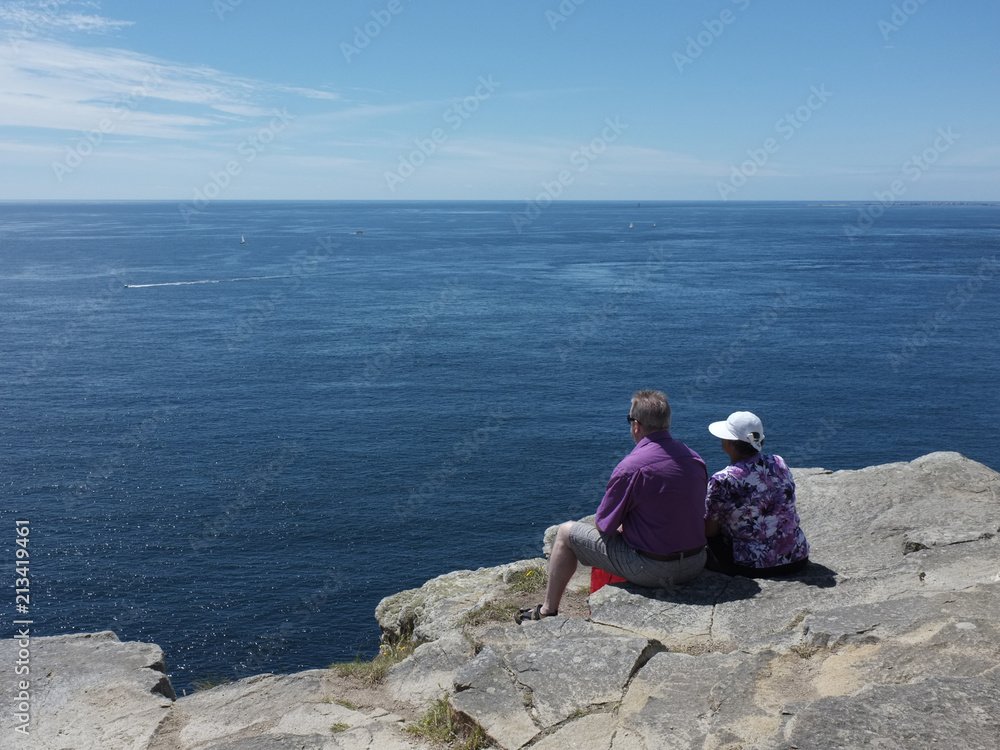Couple qui regarde la mer