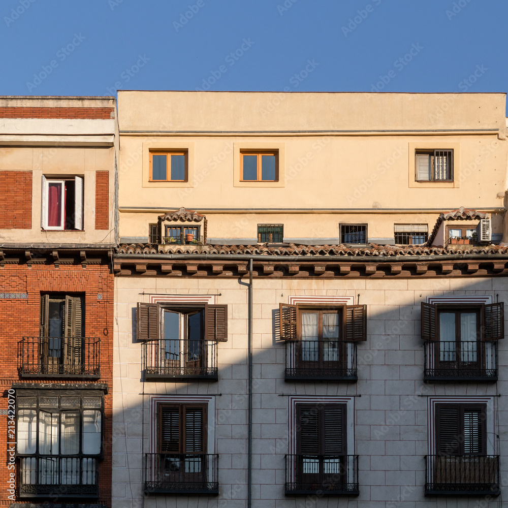 Obraz premium Lever de soleil sur bâtiment Madrid