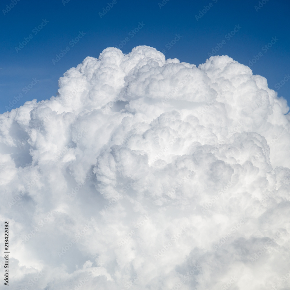 Naklejka premium La tête dans les nuages