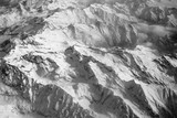 Vue des montagnes de alpes depuis l'avion en noir et blanc