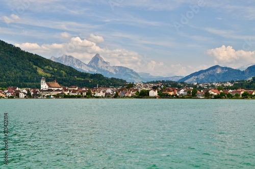 Gemeinde Arth am Zugersee unterhalb vom Berg Rigi und den Mythen. Blick auf Stadt, den See und die Berge der Zentralschweiz
