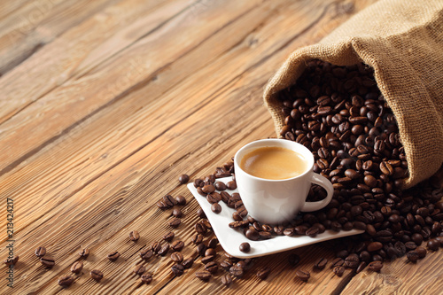 Kaffee Espresso Tasse trinken mit Kaffeebohnen Genuss Getränk