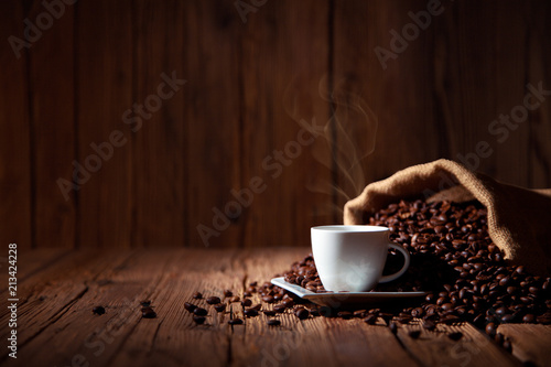 Kaffee trinken Kaffeetasse mit Kaffeebohnen Genuss und Jutesack Hintergrund
