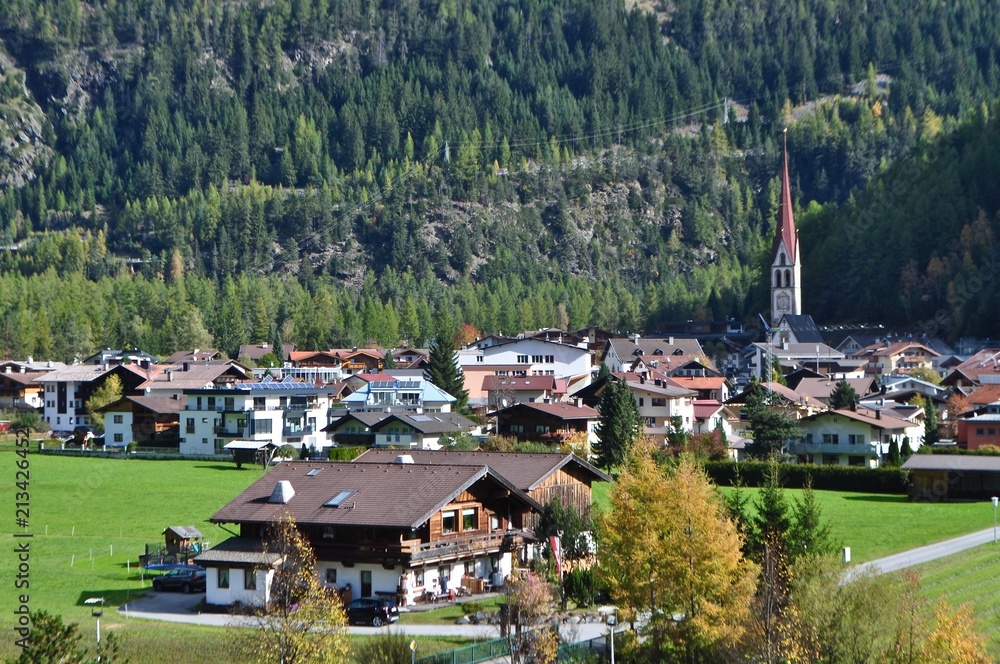 Fototapeta premium Blick auf die Gemeinde Längenfeld im Tiroler Ötztal im Tirol, Österreich