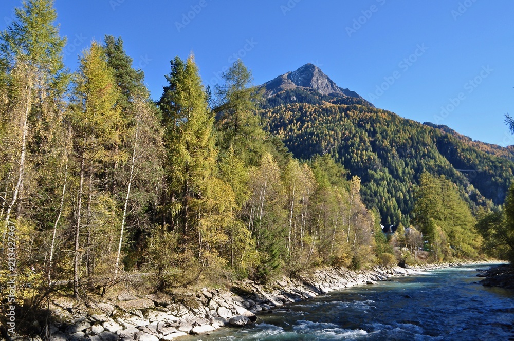 Längenfeld im Ötztal mit Fluss Ötztaler Ache, Wald, und Berg Blockkogel im Hintergrund, Österreich Längenfeld im Ötztal mit Fluss Ötztaler Ache, Wald, und Berg Blockkogel im Hintergrund, Österreich
