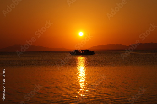 Sunset of Lake Shinji © comagome