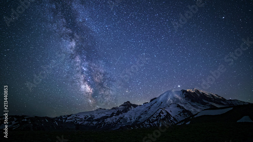 Fotografiet Milky Way Over Mount Rainier