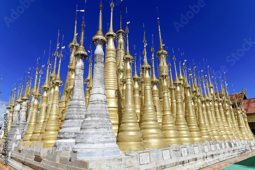 Stupas am Kloster des Dorfes Ywama in der Nähe des Inle-Sees, Burma, Myanmar, Asien