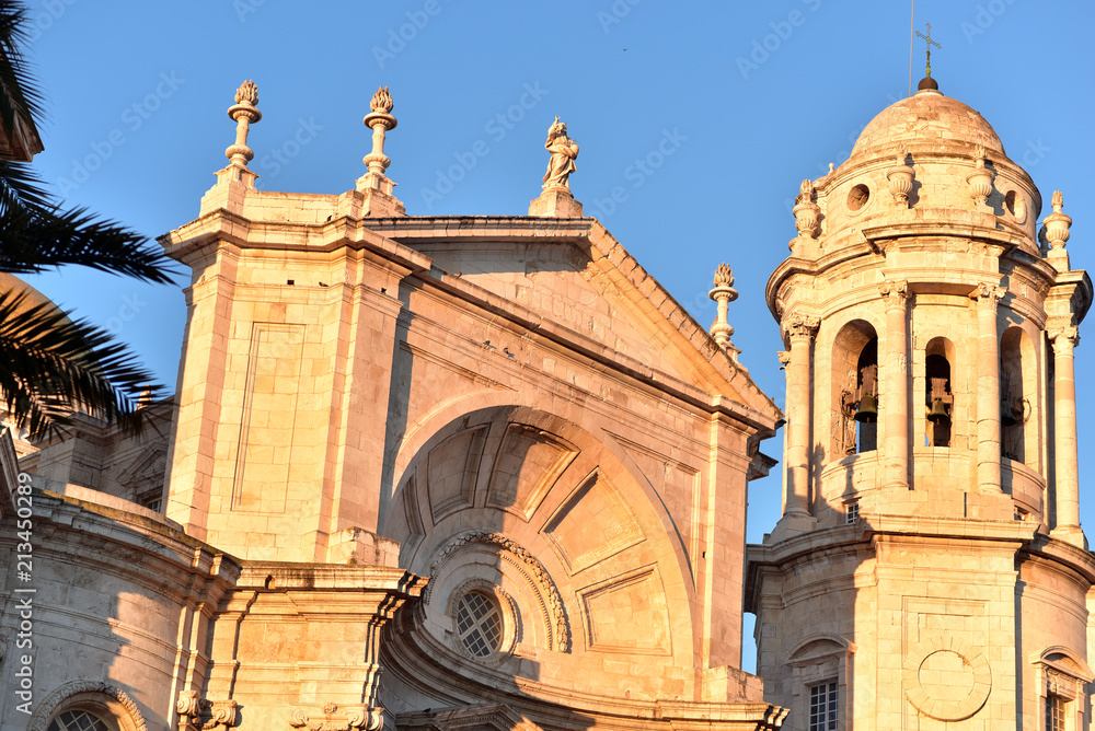 Φωτογραφία Exterior view of the frontal facade of Cadiz Cathedral (Catedral de Santa Cruz d