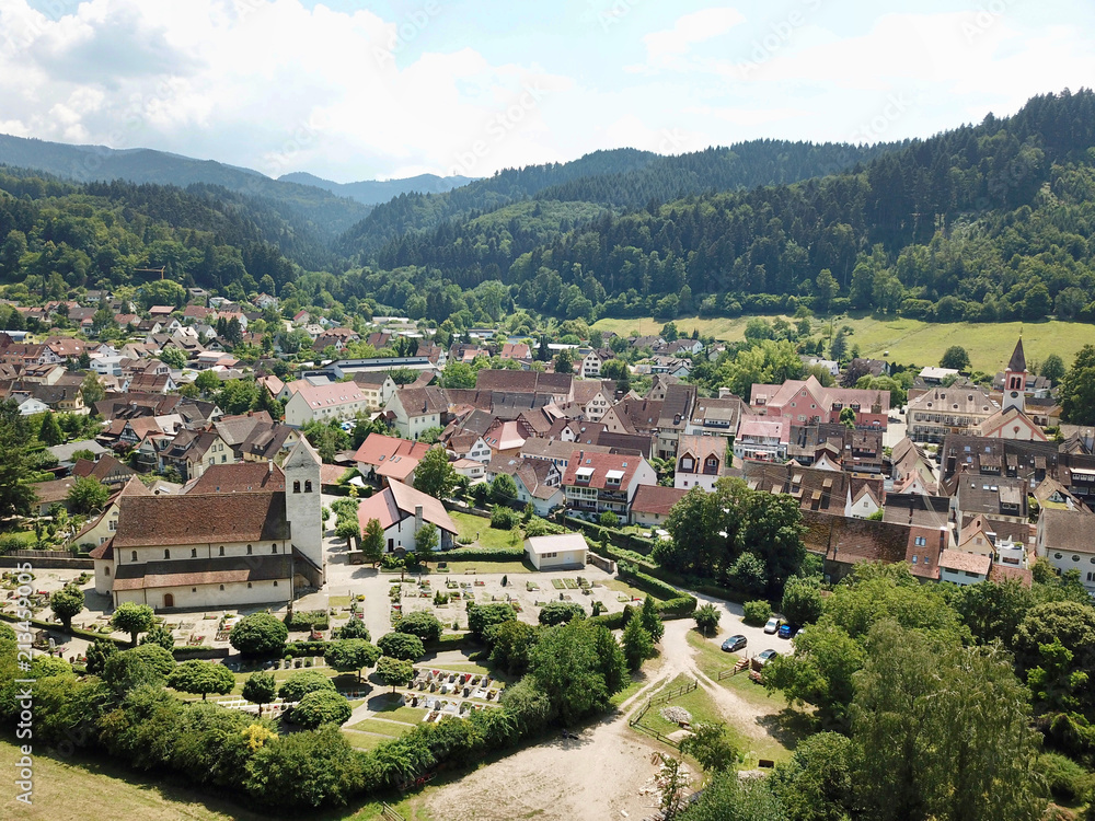 Luftbild Sulzburg mit Kirche St. Cyriak, Schwarzwald