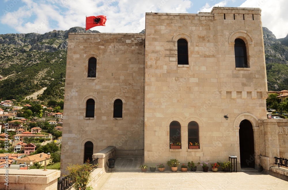 Citadelle de Kruja (Albanie) : Musée Skanderbeg, intérieurs et panorama
