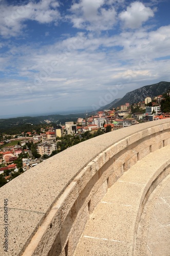 Fototapeta Naklejka Na Ścianę i Meble -  Citadelle de Kruja (Albanie) : Musée Skanderbeg, intérieurs et panorama
