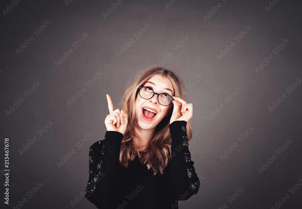 Junge intelligente Frau mit Brille hat eine Idee Junge intelligente Frau mit Brille hat eine Idee