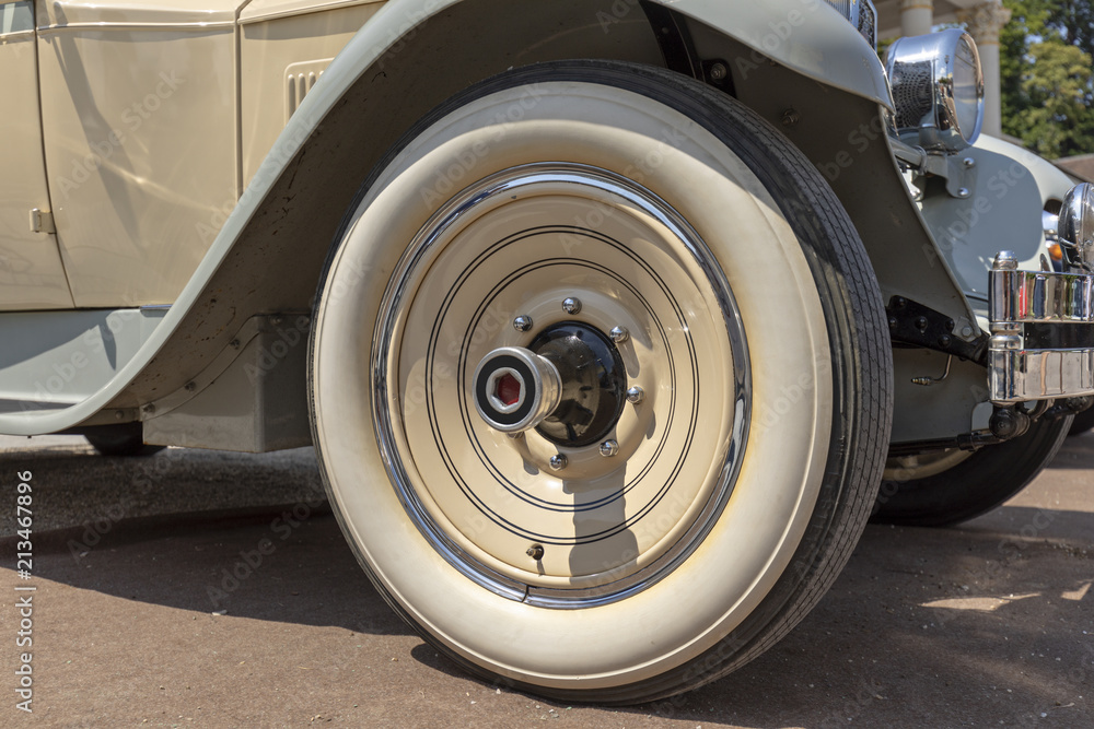 Vorderrad von einem Oldtimer Vorderrad von einem Oldtimer