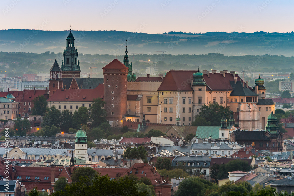 Obraz premium Krakow panorama from Krakus Mound, Wawel castle in the evening