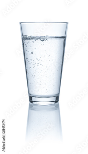 Ein Glas Wasser vor einem weißem Hintergrund