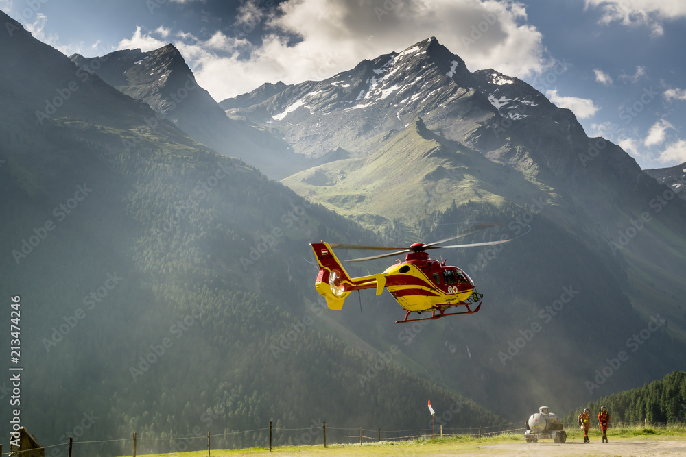 Fototapeta Ratownictwo górskie z helikopterem
