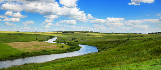 Fotobehang Zomer Riviervallei met glooiende heuvels in zomer  © valeriy boyarskiy