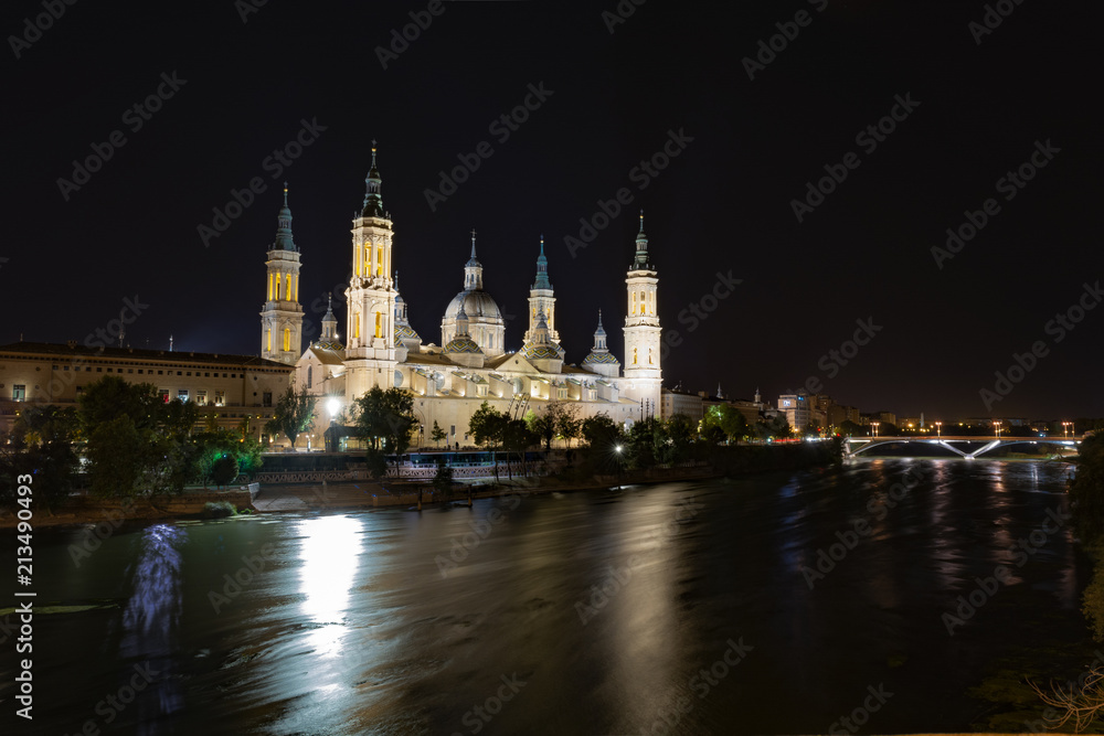 Basilica del Pilar desde el río Ebro, Zaragoza, Aragón