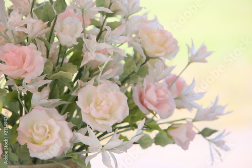 花籠に飾られた薄いピンクの花たち